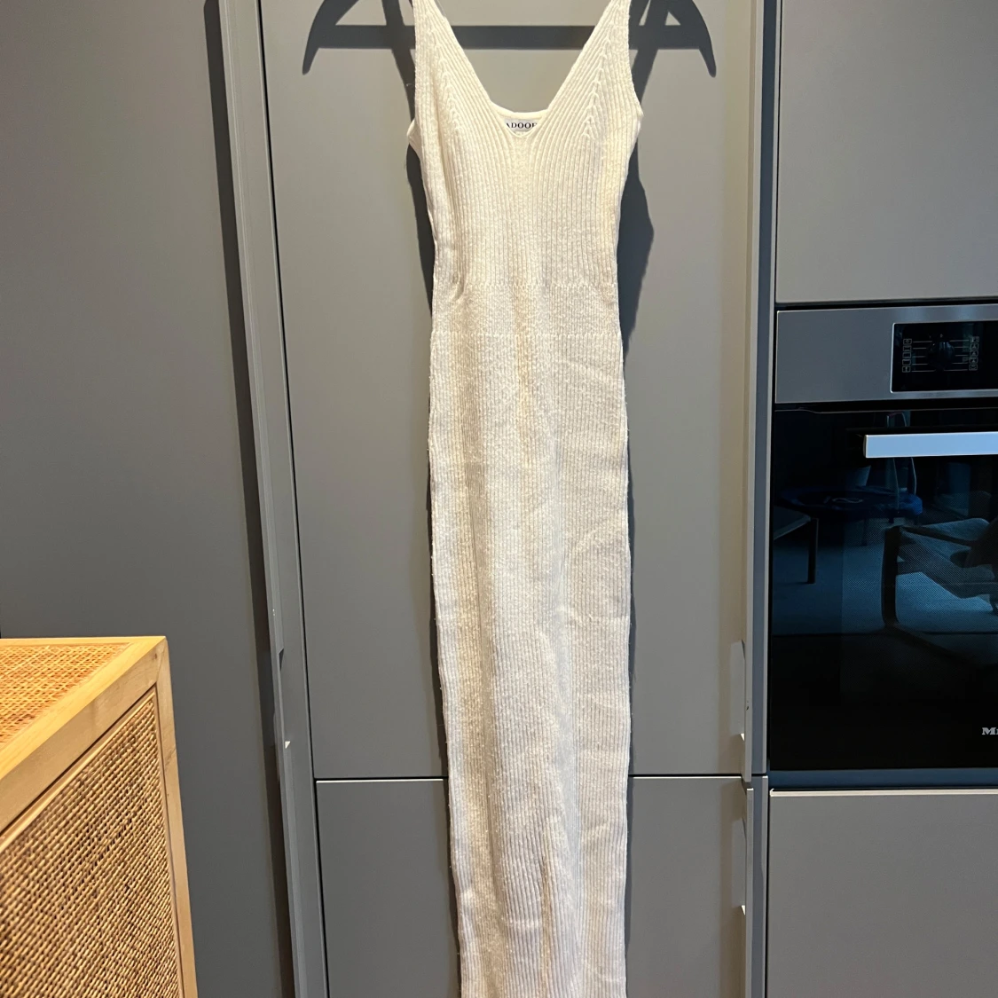 Vit ribbad långklänning med kofta från Adoore - 3