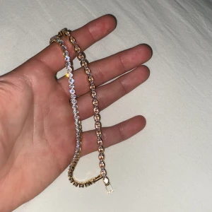 Guldfärgat tennisarmband med glittrande stenar - Säljer ett snyggt tennisarmband i guldfärg med gnistrande, klara stenar längs hela bandet. Perfekt accessoar för att lyfta din outfit med lite extra bling. Lätt att matcha med andra smycken. Två olika armband, 199kr styck.