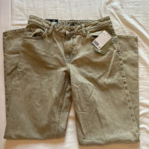 Lågmidjade jeans  - Beige/khaki färgade Lågmidjade jeans med rak passform. Org pris 299