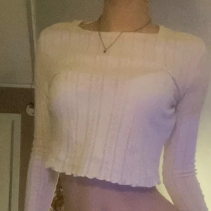 Ljusgul croppad långärmad topp från Noisy May - Säljer en ljusgul croppad långärmad topp från Noisy May. Säljer för att den inte kommer till nytta nå med. Storlek S 