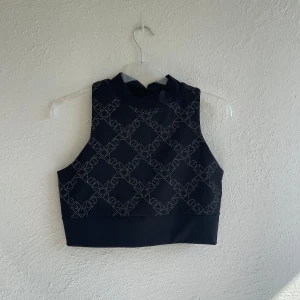 Svart croppad träningstopp från H&M Move - Svart cropped topp från H&M Move i nyskick. Storlek L🌪️