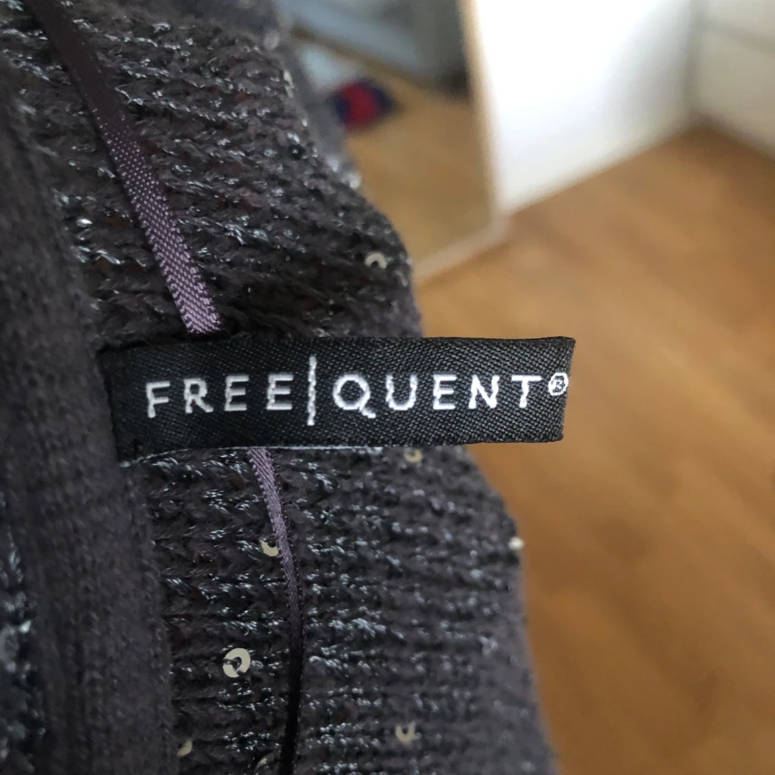 Svart stickad kofta med paljetter från Freequent - 4