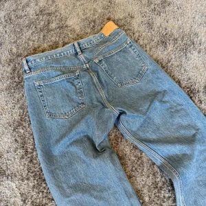 Weekday Space Relaxed Straight Jeans - Säljer ett par klassiska blå jeansbyxor med raka ben och femficksdesign. Byxorna har normal passform och är tillverkade i robust denim. Perfekta för en avslappnad stil och passar till det mesta i garderoben.