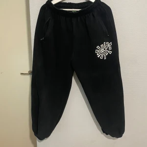 Always do what you should do byxor  - Jag säljer ett par svarta always do what you should do byxor i storleken M. Byxorna är sköna för en casual day men passar också bra för gymmet då dom är ganska baggy.  Själva loggan har börjat försvinna lite men inte så stort  kan se på (bild 4) kontakta för mer frågor osv.