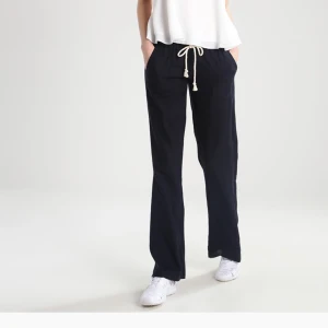 Linnebyxor - Säljer mina Roxy linnebyxor för dom har blir försmå på mig. Har storlek M men brukar ha S i vanliga fall💗pris kan diskuteras