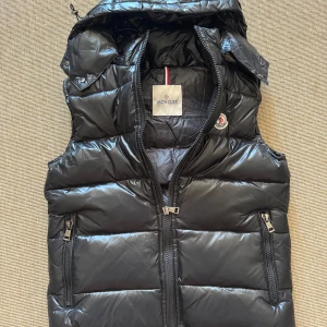 Black Moncler vest/Svart väst - Size S, doesn’t fit me anymore and I’ve basically never worn it anyways, almost feels to” flashy” to wear.
