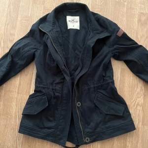 Hollister jacka - Snygg svart jacka från Hollister, storlek M men passar XS-M😚