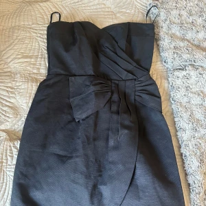 Bandeau klänning H&M - Söt bandeau klänning från H&M i storlek 38
