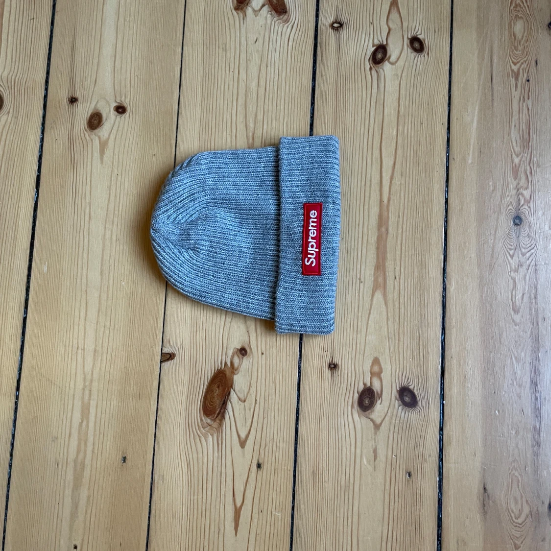 Grå ribbad mössa från Supreme