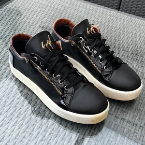 Giuseppe Zanotti - Säljer nu dessa Giuseppe Zanotti skor.          Cond 9,5/10.                                                                Pris inte hugget i sten.                                                 Storlek 44 men passar mig som har 43.           Bara att skriva ifall du har några funderingar 😊