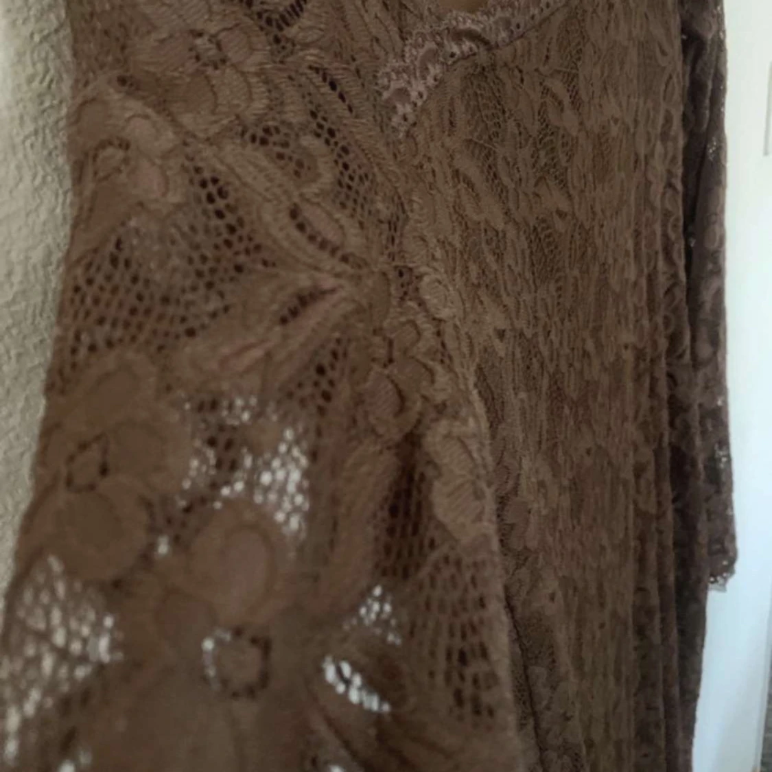 Brun långklänning i spets med blommönster - 1
