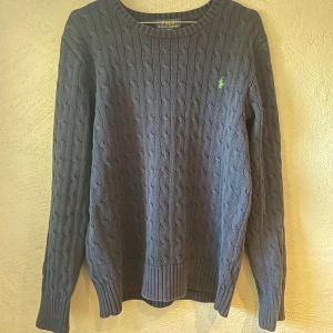 Ralph Laurent tröja - Skön mörkblå stickad tröja från Polo Ralph Lauren med rund halsringning och kabelstickat mönster. Den har inga defekter. Tröjan är i xl men passar mig perfekt som har s-m i storlek! Bara att fråga om ni har funderingar. Pris kan diskuteras!
