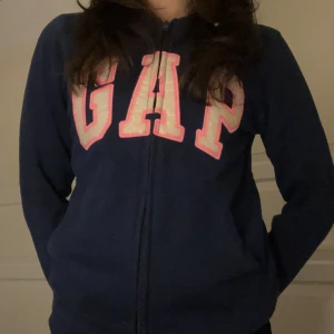 GAP zip-up hoodie🤩 - Cool zip-up hoodie från GAP! Köpt på barnavdelningen men passar mig som xs/s! Köpt som nypris runt 200kr💘