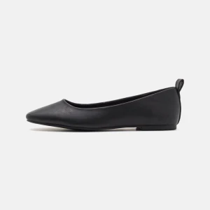 Svarta ballerinaskor  - Stilrena svarta ballerinaskor med formad tå och låg platt sula. Skorna har en enkel design i syntetmaterial och är perfekta för en clean och minimalistisk look. De är helt nya (endast testade) men tog bort lappen så kunde ej skicka tillbaka. Köpta på Zalando för 329kr 💕