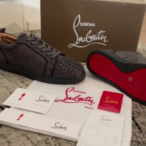 Gråa Christian Louboutin  - Mycket fina och unika Gråa Christian Louboutin i helt ny skick och i storlek 44, kommer med allt tillbehör plus kvittot, helt oanvända 