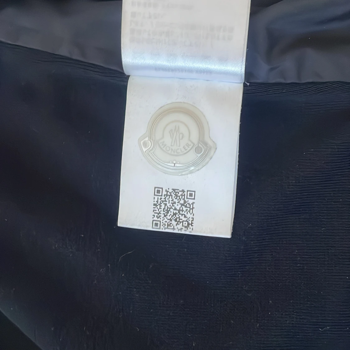 Svart jacka med huva från Moncler - 4