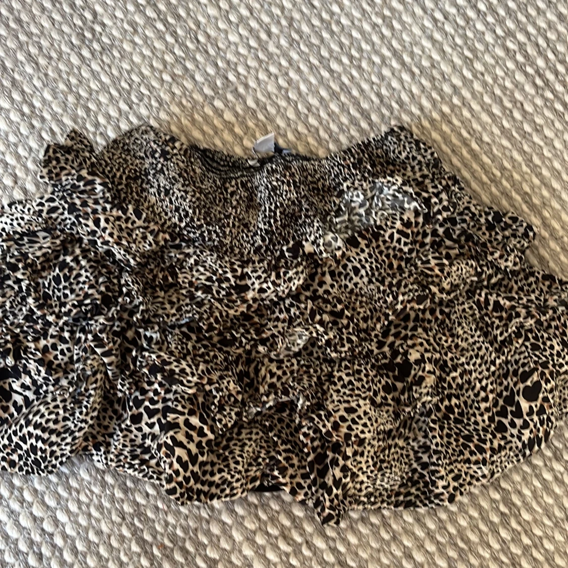 Leopardmönstrad volangkjol från Subdued