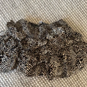 Leopardmönstrad volangkjol från Subdued - Supersöt kort volangkjol från Subdued i leopardmönster. säljer då den tyvärr blivit för liten o inte kommer till andvändning längre 💕