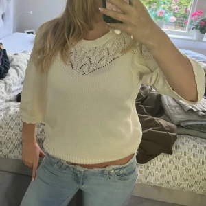 Vit stickad tröja med spetsdetalj - Superfin vit stickad tröja med trekvartsärm och snygg spetsstickad detalj upptill. Tröjan har rund halsringning och en lite lösare passform, perfekt till jeans eller kjol. Mjuk och skön, passar perfekt för vår och sommar. Storlek S❤️