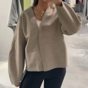 Beige jacka från VILA - Snygg beige jacka från märket VILA, nypris 530kr 💕storlek M 