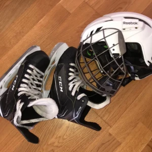 Svarta skridskor - Säljer ett par skridskor i storlek 35/36. Väldigt fint skick – endast använda ett par gånger. Inga repor eller skador, och de är både bekväma och snygga! Perfekta för vinterns åkning, oavsett om du är nybörjare eller van åkare.