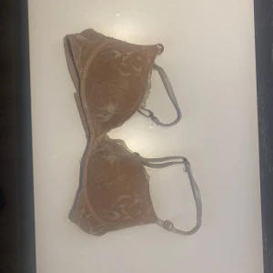 Intimisimi bh - Säljer en rosa färgat bh med vita spets detaljer och pärlor! Stoleck 70! Super fint skick, har dock klippt bort lappen