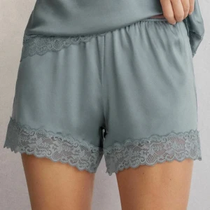 SÖKER Blå/grå shorts med spetskant från intimissimi - SÖKER ett par pyjamas spetsshorts från intimissimi i S elr m men helst s! Det är blåa men med en grå underton!! Skicka bild till mig om ni vill sälja!! 