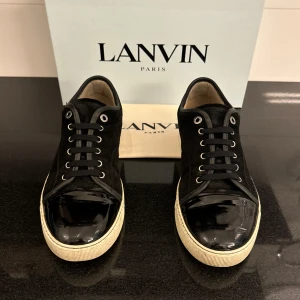 Lanvin Skor - Feta Lanvin skor i blå | UK 8 som motsvarar ca 42-43 | Dem är i ett bra skick med vissa tecken av användning | Lanvin-dustbag följer med | Tveka inte att kontakta oss vid minsta fundering!