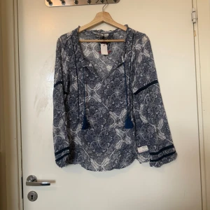 Odd molly blus - Säljer en superfin blus i färgerna marinblå och vitt. Från märket Odd Molly i storlek 2 som enligt deras storleksguide motsvarar en storlek M. Mycket fint skick, jag hittar inga synlig anmärkningar eller defekter.  