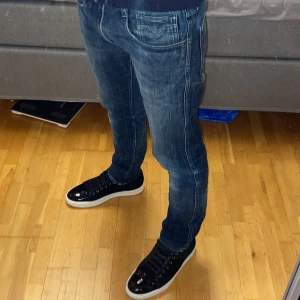 Replay anbass jeans - Tjena säljer dessa mörlblåa replay anbass jeans i storlek 33/34 i modellen slim fit med en unik och snygg tvätt. Skicket är 7/10, de har få slitningar här och där. Jag på bilden är 176 och väger 62kg. Tveka inte att höra av dig om du har några frågor!