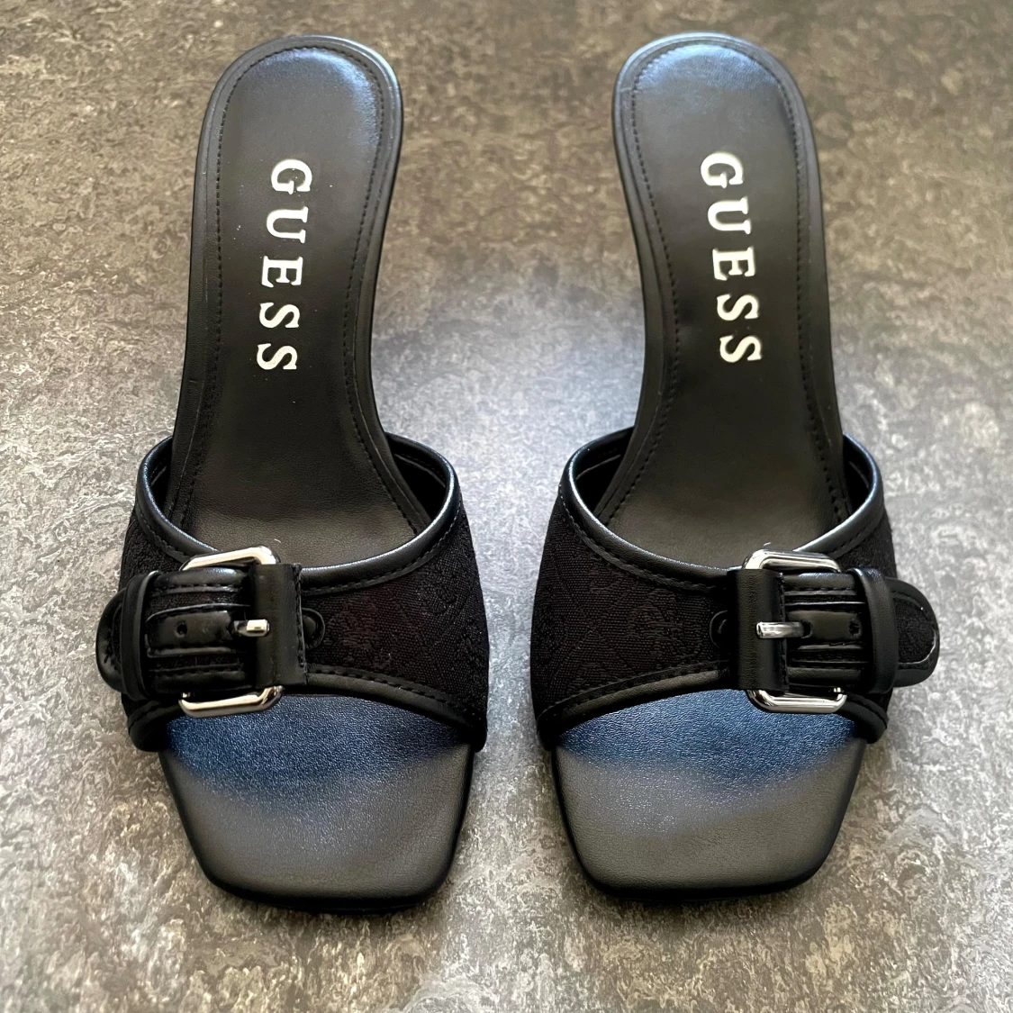 Svarta klackade sandaler från Guess