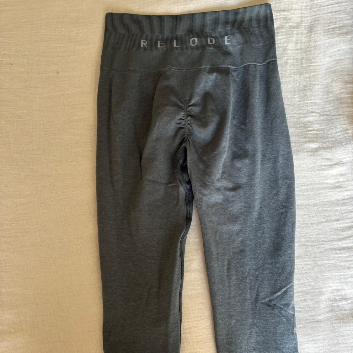 Grå/gröna Prime Scrunch leggings från Relod