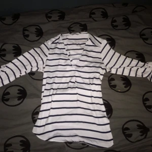 Fin somrig blus - Perfekt till stranden eller bara att ha på sig nu till sommar. Storlek S och har unik detalj på baksidan. Armarna är ner till armbågen. Skulle tro den är från H&M