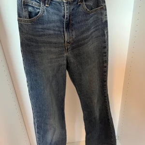 Levi's 501 mörkblå jeans  - Klassiska Levi's 501 jeans i mörkblå tvätt med utsvängda ben och hög midja. 