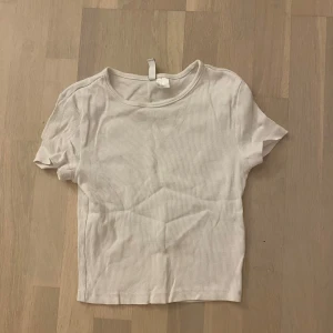 Vit ribbad topp från H&M Divided - Vit ribbad topp från H&M Divided