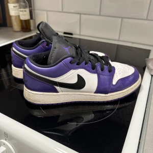 Nike Air Jordan 1 Low Court Purple - Jordan 1 Low Court Purple White (GS) inköpta på Restocks. Se bild 4 - finns ett skrapmärke.