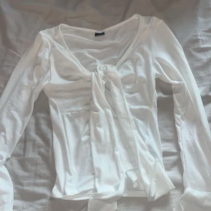 Vit tröja - Söt vit tröja från gina säljer då den är förstor 🤍