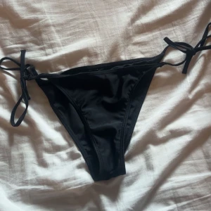 Svart bikiniunderdel  - En svart bikiniunderdel från Nelly eller H&M tror jag