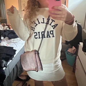 Rosa väska  - Rosa väska köpt utomlands, liknar Stella McCartney väskor. 