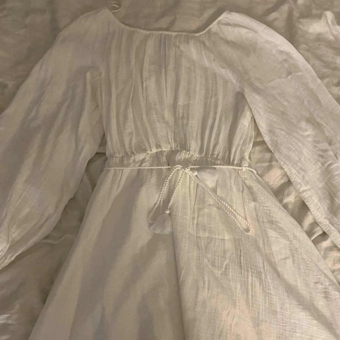 Vit klänning med knyt i midjan - 2