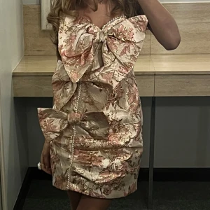 Rosett klänning  - Superfin rosett klänning från asos luxe