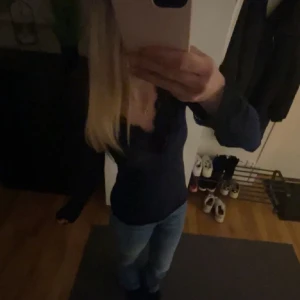 jätte snygga jeans!! - Säljer ett par klassiska blå bootcut jeans med snygga broderade detaljer på bakfickorna. Från Gina Young i storlek 164 men de är långa i längden o passar mig som har 36 (s) i jeans o jag är 1,68 o de passar mig perfekt i längden💘