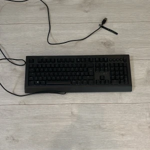  Ett razer tangentbord med RBG lights - Bilderna visar ett svart tangentbord med USB-anslutning. Det är inte en bok, så ingen beskrivning eller taxonomi kan ges enligt instruktionerna.