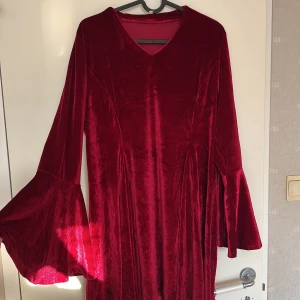 Vinröd sammetsklänning/lång tröja - Vinröd sammetsklänning i kort modell. Aldrig använd. Storleken är 3Xl men passar bra för M, L, Xl, XXL då den skall vara oversized. 