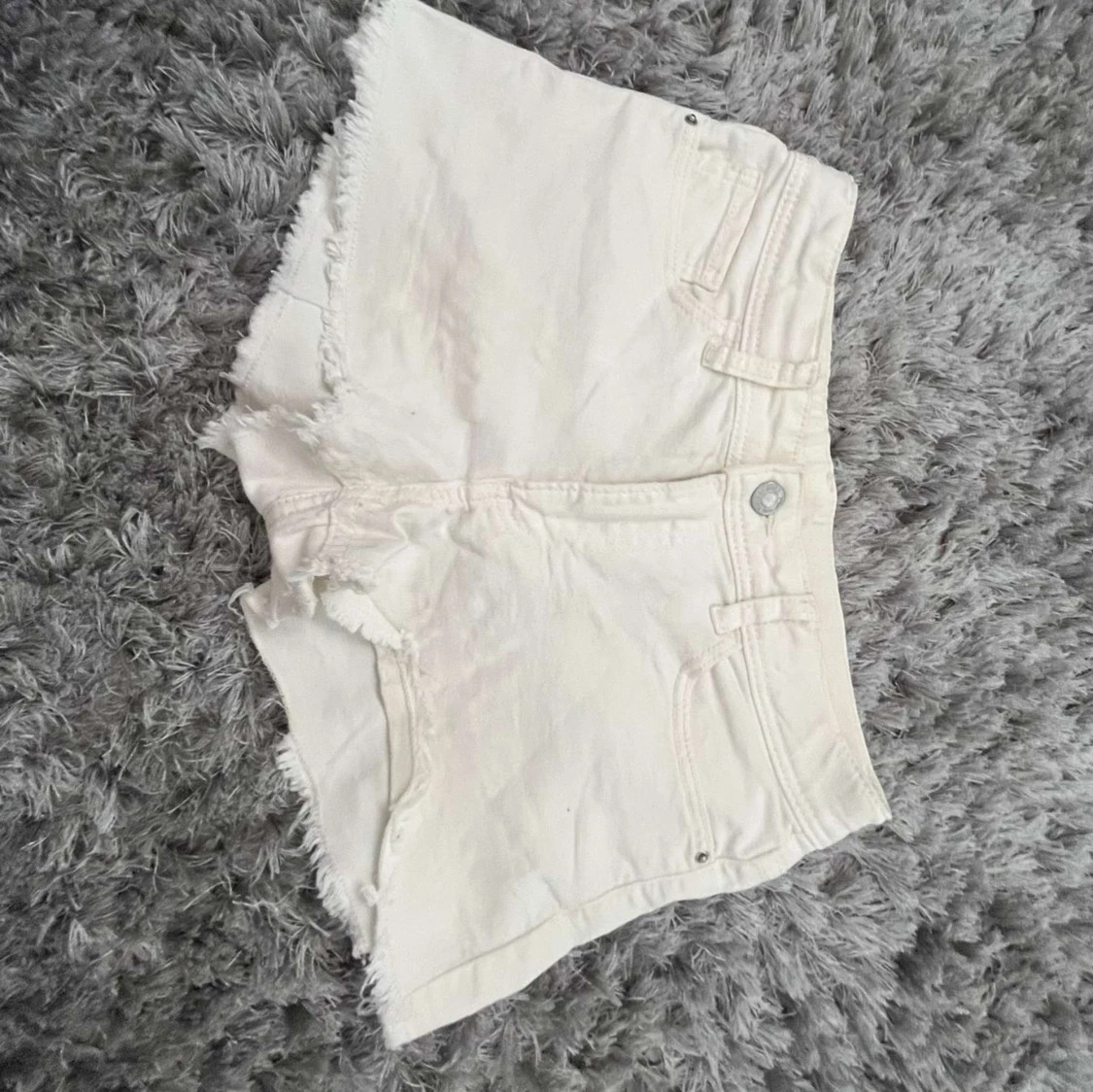 Ljusgula jeansshorts