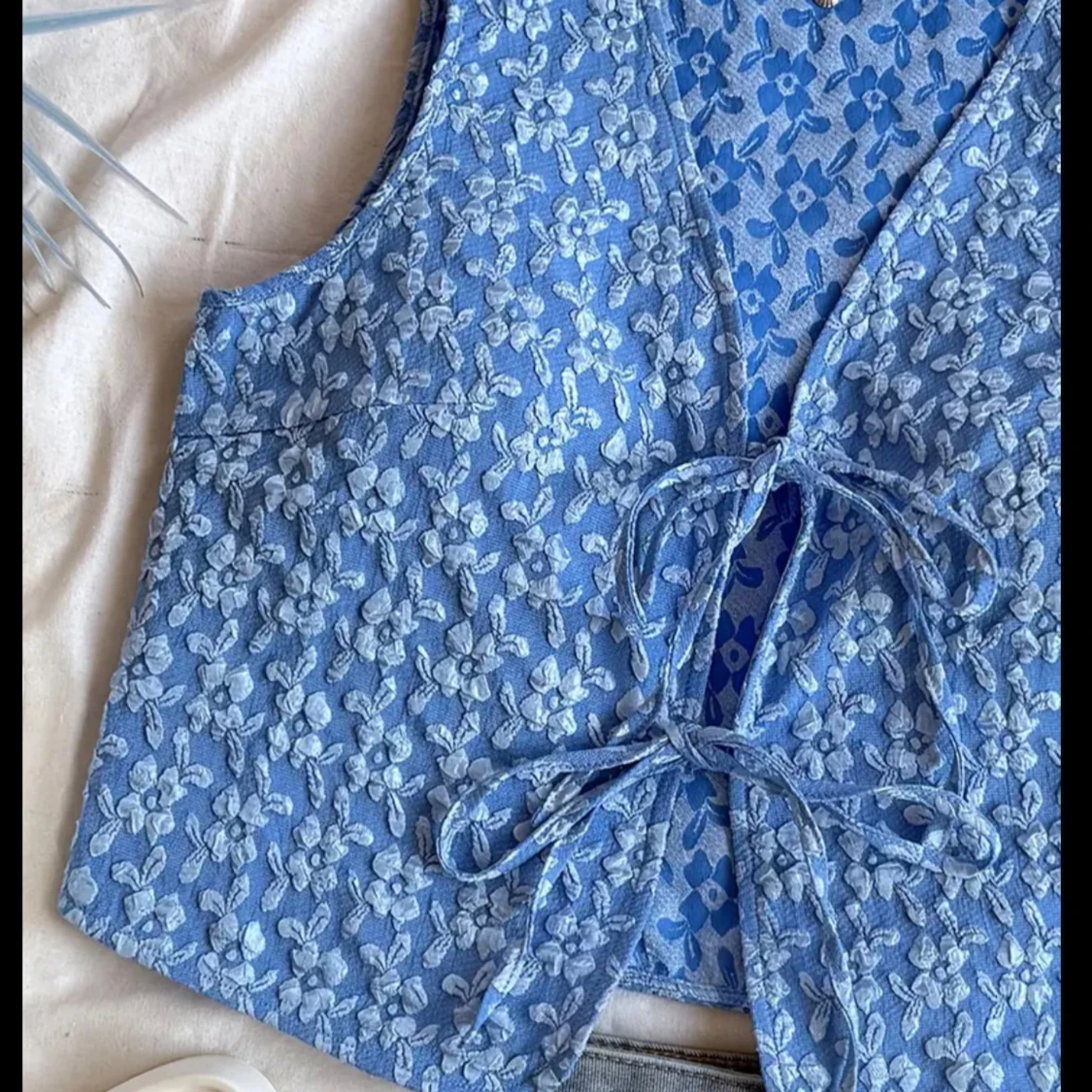 Blå blommig väst med knyt - 4