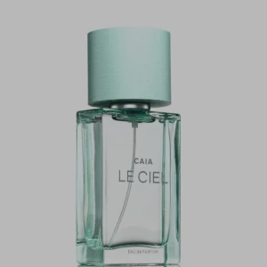 CAIA Le Ciel Eau de Parfum - Fräsch parfym från CAIA i modellen Le Ciel. Flaskan är rektangulär i genomskinligt glas med ljusblått lock och minimalistisk design. Perfekt för dig som gillar stilrena och moderna dofter.