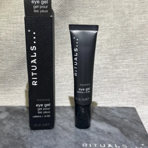 Ny!! Rituals Homme Eye Gel 15ml - Helt ny!! Rituals Homme Eye Gel med koffein och vitamin B3, perfekt för att pigga upp området under ögonen. Kommer i en stilren svart tub på 15 ml och levereras i matchande svart kartong. Lätt gelkonsistens som känns fräsch och svalkande. Nypris 379:- passa på!! 