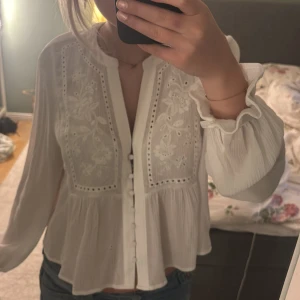 Vit Zara blus - Säljer denna fina vita Zara blusen då den inte kommer till användning. Aldrig använd, prislappen sitter fortfarande kvar.💕