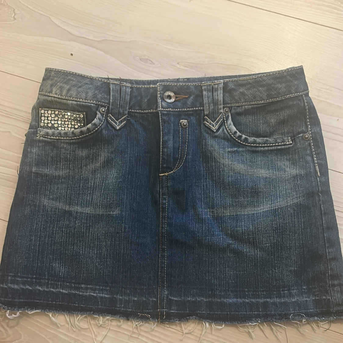 Jeanskjol med glittriga detaljer
